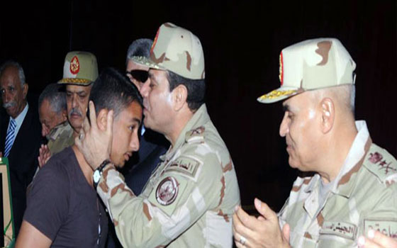   مصر اليوم - السيسي يكرِّمُ عددًا من رموز القوات المسلحة والشرطة بالذكرى