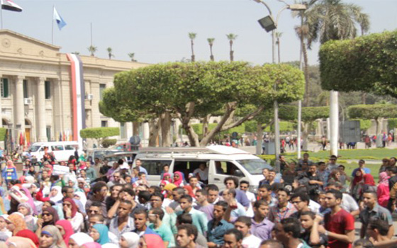 مصر اليوم - طلاب الإخوان يتجمَّعون أمام جامعة القاهرة وينظِّمون مسيرة الى ميدان النهضة