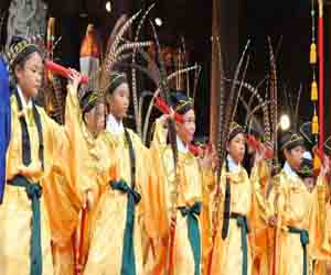   مصر اليوم - تلاميذ الصين يحتفلون بمولد كونفوشيوس في معبده