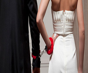   مصر اليوم - قاضية أميركية تحكم على متهم بالسجن 53 عامًا ثم تُزوجه