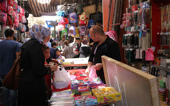 مصر اليوم - آباء سوريون يعجزون عن تأمين و شراء مستلزمات المدارس لأبنائهم