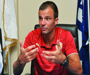   مصر اليوم - أنتوني هيدسون إلى مصر اليوم: أبواب المنتخب البحريني مفتوحة للاعبين