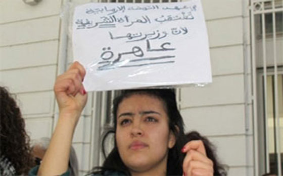 مصر اليوم - وزيرة المرأة تُقاضي طالبةً وصفتها بـالعاهرة في تظاهرة