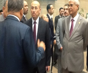   مصر اليوم - وزير الطيران يودع حجاج البحر الأحمر المغادرين مطار الغردقة