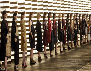   مصر اليوم - أزياء روشاس تُجسِّد معاني الأناقة والأنوثة