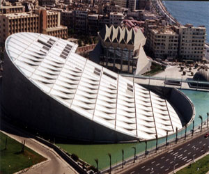   مصر اليوم - مكتبة الإسكندرية تتسلم كتبًا خاصة بالرئيس السادات