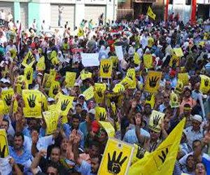   مصر اليوم - انطلاقُ تَظاهَراتِ الإخوان فِي السويس وتَحلِيقٌ مُكَثفٌ للطائرات