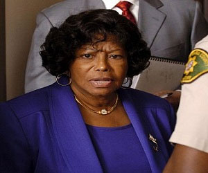   مصر اليوم - بعد البراءة والدة مايكل جاكسون تنكر الابتزاز