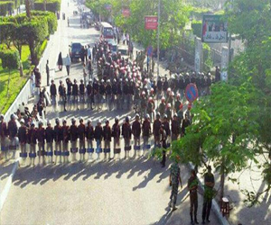   مصر اليوم - القوات الخاصة تتصدى لـالإخوان أمام الدفاع