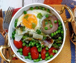   مصر اليوم - بيض مقلي مع الخضار والبارمجان