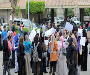   مصر اليوم - تظاهر طلاب وطالبات الثانوية الازهرية بسفاجا