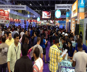   مصر اليوم - شركات التقنية تتنافس بوسائل جذب الزوار بأول أيام جيتكس شوبر 2013