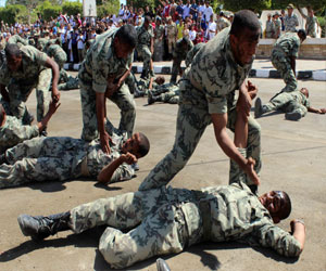   مصر اليوم - عروض عسكرية للصاعقة والطائرات في السويس