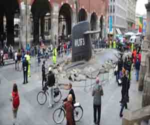   مصر اليوم - غواصة تخترق أحد شوارع إيطاليا كدعايا لشركة تأمين