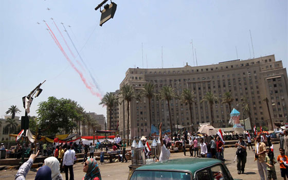   مصر اليوم - 4 طائرات يقمن بعروض جوية في التحرير ويلقون الهدايا على المواطنين