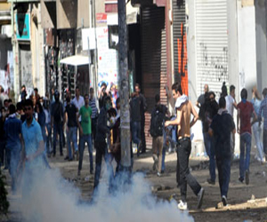   مصر اليوم - الأمن يطلق الغاز المسيل للدموع لتفرقة اشتباكات في السويس