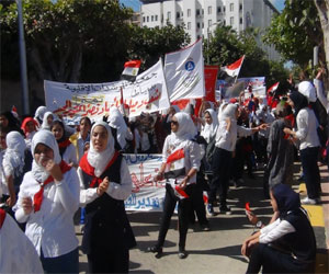   مصر اليوم - ميدان الساعة الدمياطي يتحول لكرنفال والإخوان ينظمون سلاسل بشرية