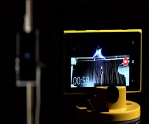   مصر اليوم - نجاح تجربة لشحن هاتف ذكي بطاقة البرق