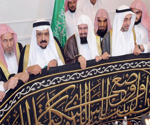   مصر اليوم - كبير سدنة البيت الحرام يتسلم الكسوة الجديدة للكعبة المشرفة