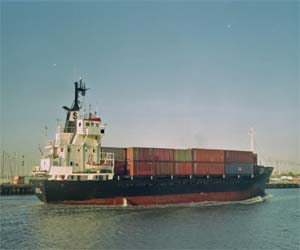   مصر اليوم - وصول 64 ألف طن سولار وجازولين إلى ميناء الإسكندرية