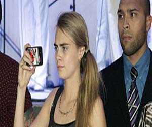 مصر اليوم - عارضة الأزياء الإنكليزية كارا دولافيني في مهرجان لرقص السامبا