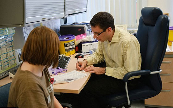 مصر اليوم - البريطانيون يخاطرون بصحتهم عند تشخيص مرضهم عبر مواقع الإنترنت