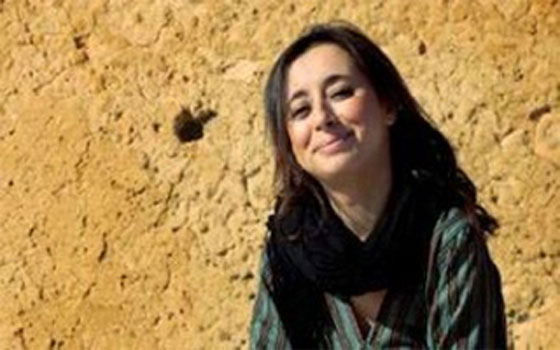 مصر اليوم - ابتسام لشكر تنشر صورة ساخنة لها وهي تقبل زميلها