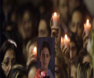   مصر اليوم - وقفة بالشموع السوداء في أسيوط إحياءً للذكرى الثانية لأحداث ماسبيرو