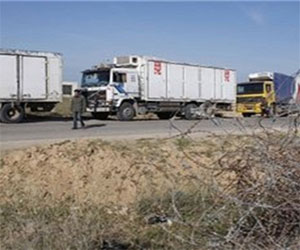   مصر اليوم - ضبط 3 سيارات بضائع في رفح قبل تهريبها