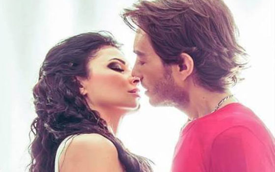   مصر اليوم - رواد فيسبوك يفاجئون نجوم الفن المصريين بالاستهزاء والسخرية من صورهم