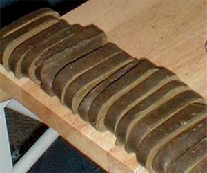   مصر اليوم - ضبط عاطل وسائق بحوزتهما 50 قطعة حشيش بالغردقة