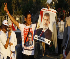   مصر اليوم - مسيرة مؤيدة لمرسي تحاول تهريب مساجين من سيارة ترحيلات