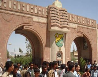   مصر اليوم - طلاب من الإخوان يُحاصرون رئيس جامعة صنعاء
