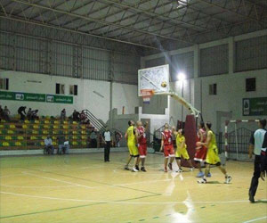   مصر اليوم - خدمات الدير والمغازي يواصلان الانتصارات في دوري السلة