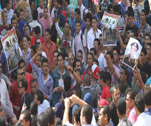   مصر اليوم - تراشق بالهتافات والأغاني بين أنصار مرسي ومؤيِّدي الجيش في السويس