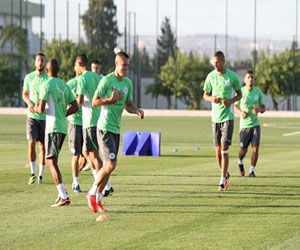   مصر اليوم - الأمن البوركيني يحيط مران المنتخب الجزائري بأمر روراوة