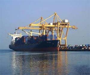   مصر اليوم - موانئ البحر الأحمر تواصل عملها خلال أيام العيد