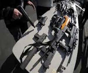   مصر اليوم - ضبط شقيقيْن بحوزتهما خمسُ بنادقَ آليَّة  في دشنا