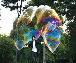   مصر اليوم - انطلاق مهرجان الفقاعات والبالونات في مارينا مول في دبي