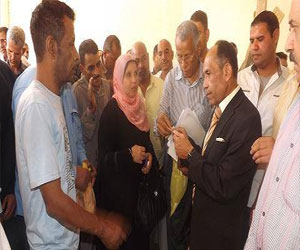   مصر اليوم - محافظ الفيُّوم يوزِّع لحوم الأضاحي على العمال والسائقين بديوان المحافظة