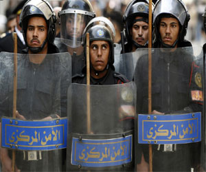   مصر اليوم - قوات الشرطة تداهم منازل أنصار مرسي في قرية في الفيوم