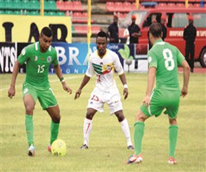   مصر اليوم - الكاف قد يُغرم الاتحاد الجزائري لنقل مباراة بوركينا فاسو