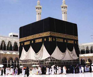   مصر اليوم - الكعبة المشرفة تلبس ثوبها الجديد في يوم عرفه