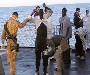   مصر اليوم - وصول مركب محمل بالمهاجرين إلى لامبيدوزا