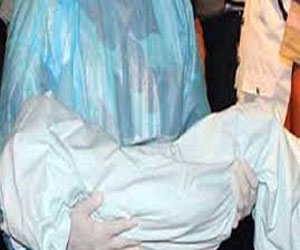   مصر اليوم - تشريح جثة رضيع بعد انتشالها من ترعة في سوهاج