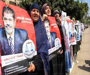   مصر اليوم - مؤيدو مرسي ينظمون مسيرات في دمياط مساء الاثنين