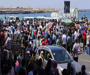   مصر اليوم - الأمن يفرق سلسلة بشرية لأعضاء المحظورة بكورنيش الإسكندرية