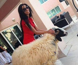 مصر اليوم - دنيا بطمة تهنئ محبِّيها وتنشر صورتها رفقة خروف العيد