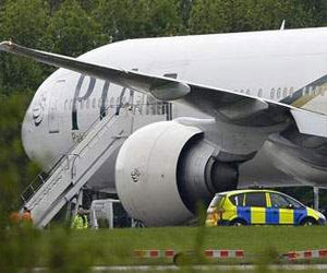   مصر اليوم - نجاة طائرة باكستانية من حادث إرتطامها بطائر في لاهور