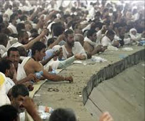   مصر اليوم - حجاج بيت الله يرمون الجمرات في أول أيام عيد الأضحى